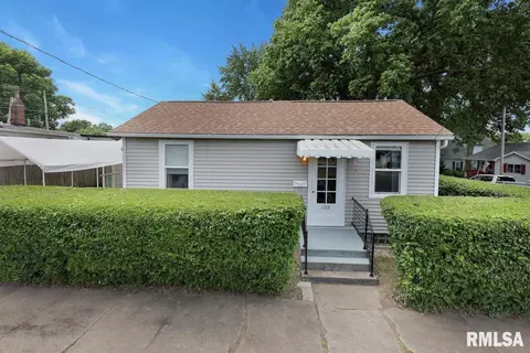 1109 N 5th St, Pekin, IL 61554