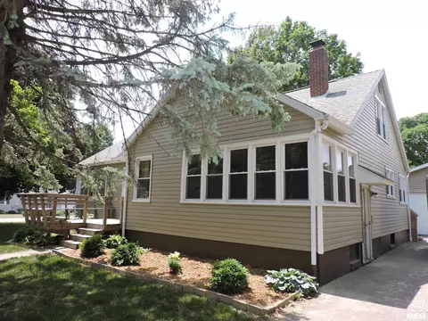 303 N Franklin St, Toulon, IL 61483