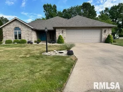 3 Winged Foot Dr, Pekin, IL 61554