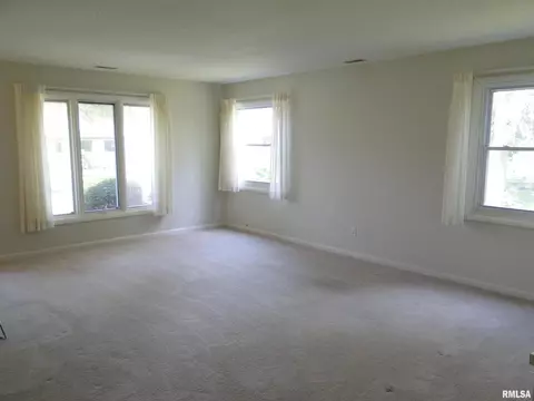 236 Scotch Pine Dr, Macomb, IL 61455 photo 4