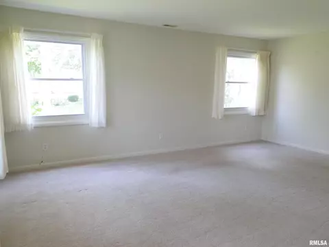 236 Scotch Pine Dr, Macomb, IL 61455 photo 5