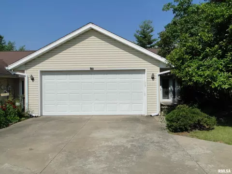 236 Scotch Pine Dr, Macomb, IL 61455 photo 2
