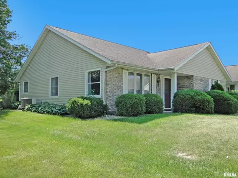 236 Scotch Pine Dr, Macomb, IL 61455