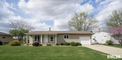 802 W Davison St, Roanoke, IL 61561