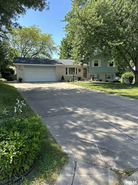 203 Pine Cir, Eureka, IL 61530
