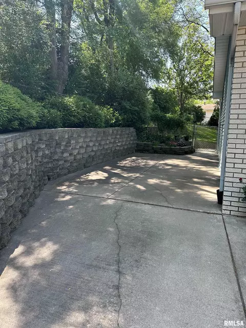 203 Pine Cir, Eureka, IL 61530 photo 32