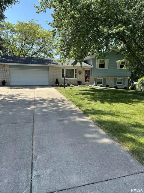 203 Pine Cir, Eureka, IL 61530 photo 2