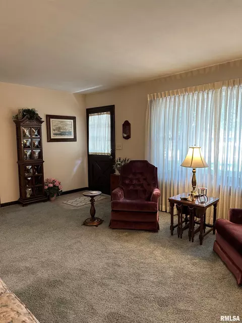 203 Pine Cir, Eureka, IL 61530 photo 3