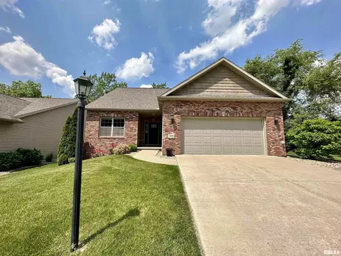 7609 N Walnutbend Dr, Peoria, IL 61614