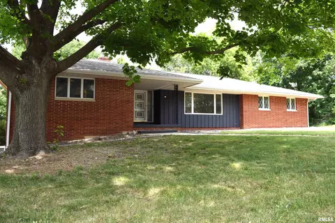 603 W Crestwood Dr, Eureka, IL 61530 photo 2