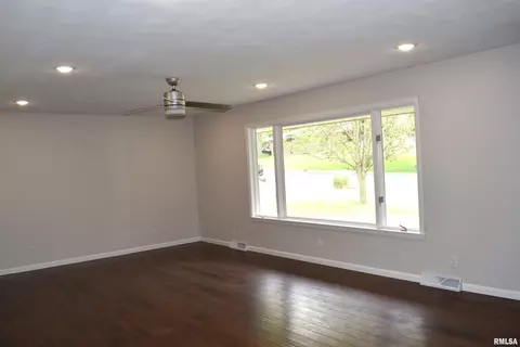 603 W Crestwood Dr, Eureka, IL 61530 photo 9