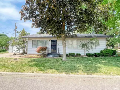 401 Fairlane St, Pekin, IL 61554