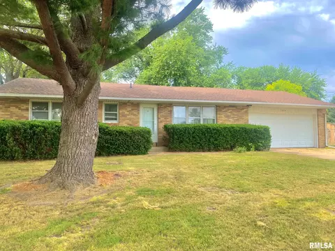 1329 Cherry Dr, Pekin, IL 61554