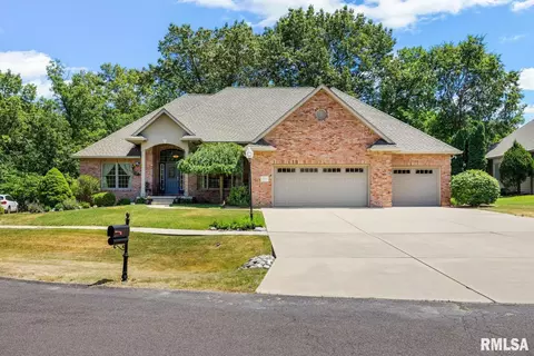 2824 Black Oak Dr, Pekin, IL 61554