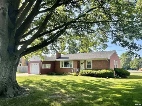 105 Stonegate Dr, Canton, IL 61520