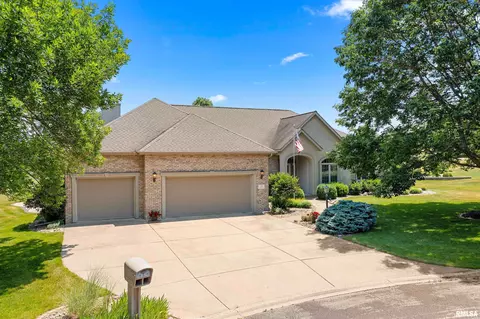 629 Country Club Ln, Pekin, IL 61554