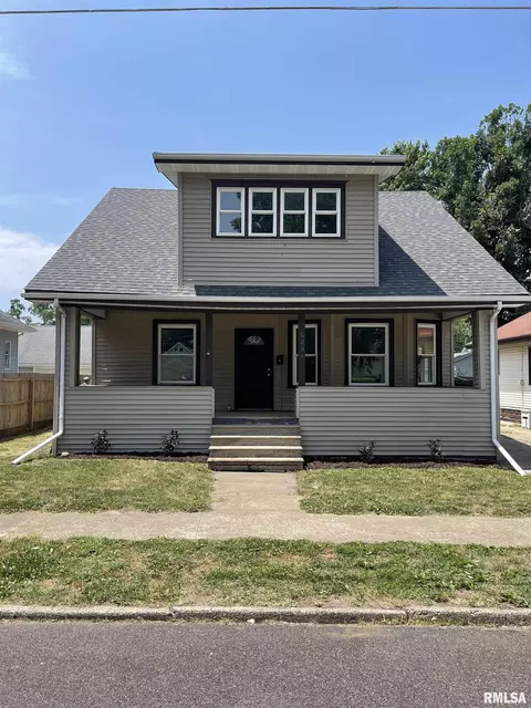623 S 11th St, Pekin, IL 61554