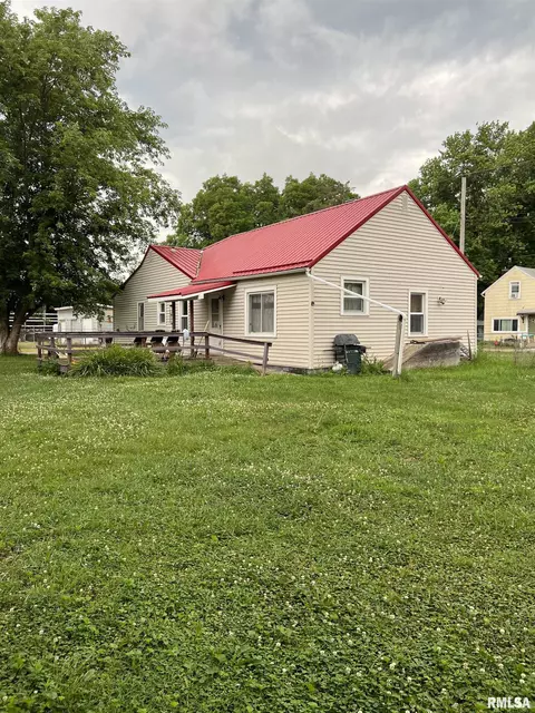 216 N 3rd St, Cuba, IL 61427