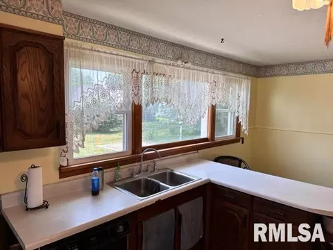 147 E Main St, Cuba, IL 61427 photo 9