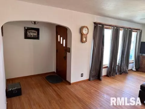147 E Main St, Cuba, IL 61427 photo 2