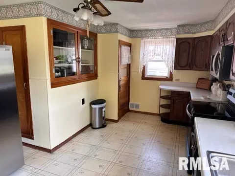 147 E Main St, Cuba, IL 61427 photo 12