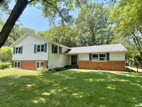 124 Doe Run, Macomb, IL 61455