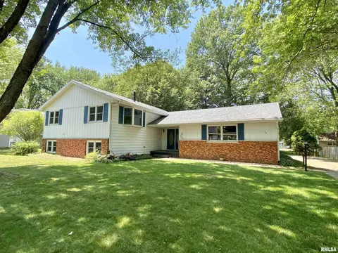 124 Doe Run, Macomb, IL 61455 photo 2