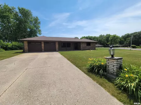 606 Sherwood Park Rd, Washington, IL 61571