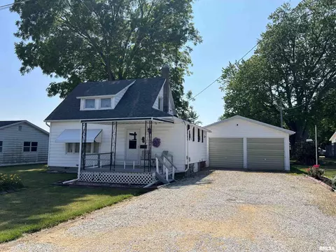 112 Henninger Dr, Rushville, IL 62681