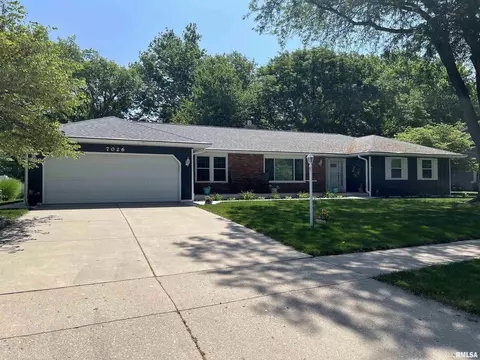 7026 N Fox Point Dr, Peoria, IL 61614