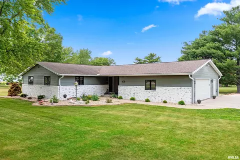 103 Country Lake Dr, Pekin, IL 61554