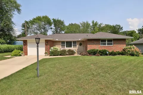 6930 N Wilshire Dr, Peoria, IL 61614