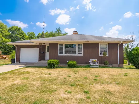 327 W Woodford St, Washburn, IL 61570