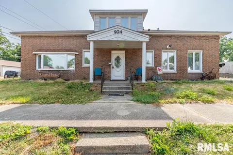 904 N 10th St, Pekin, IL 61554