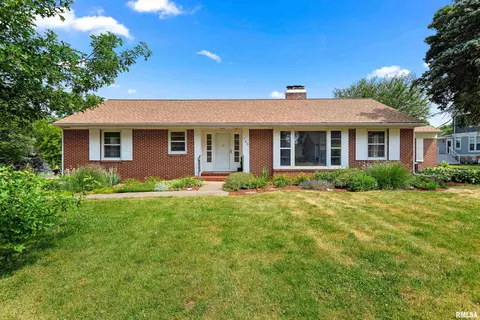 105 W Ash St, Elmwood, IL 61529