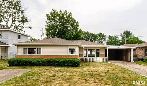 1312 Chestnut St, Pekin, IL 61554