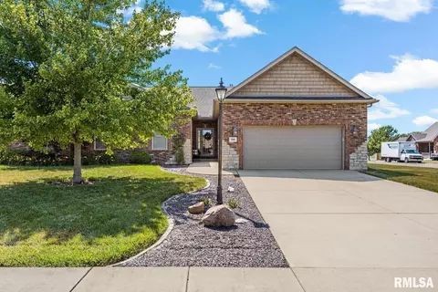 200 Cypress Pt, Washington, IL 61571