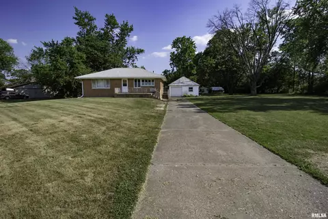 204 Powers Ave, Pekin, IL 61554