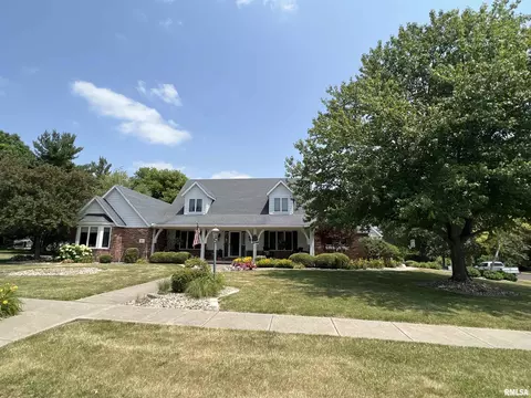 909 Hillcrest Dr, Washington, IL 61571