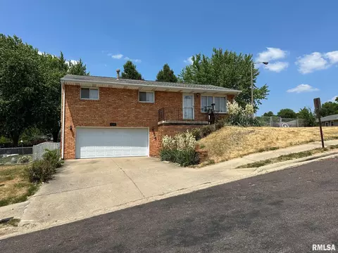 2105 Stoneybrook Rd, Pekin, IL 61554