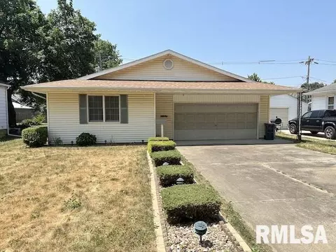 1207 S 8th St, Pekin, IL 61554