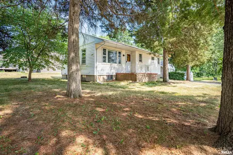 1918 W Blackberry Ln, Peoria, IL 61615