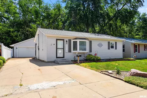 2027 Windsor St, Pekin, IL 61554