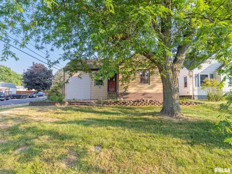 596 Roosevelt St, Creve Coeur, IL 61610