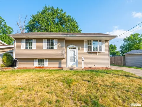 2102 Independence Dr, Pekin, IL 61554