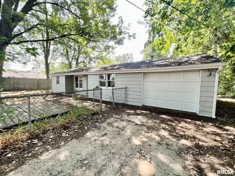 1524 Everett Dr, Pekin, IL 61554