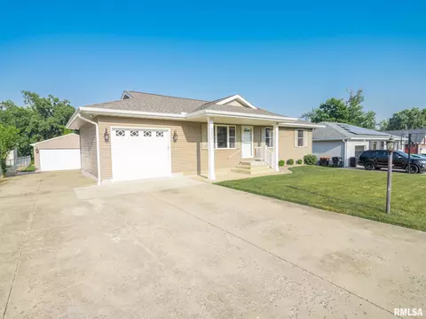 303 Locust St, Washington, IL 61571