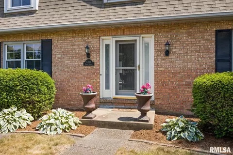 1402 W Holly Hedges Dr, Peoria, IL 61614