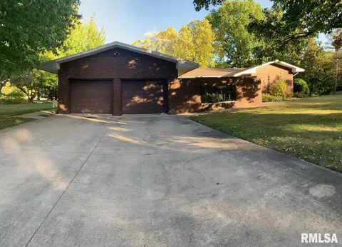 18 Hillcrest Dr, Bushnell, IL 61422