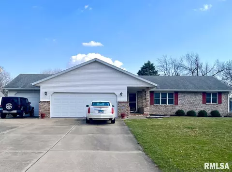 102 Pinta Ct, Pekin, IL 61554